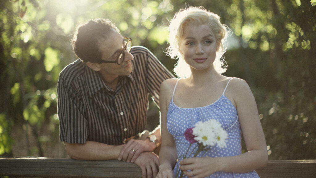 Marilyn Monroe (Ana de Armas) und Arthur Miller (Adrian Brody) in BLONDE.