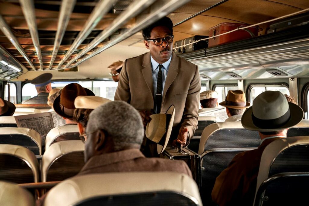 Colman Domingo als Bayard Rustin auf dem Weg zu seinem Platz in einem Linienbus der 1960er Jahre.
